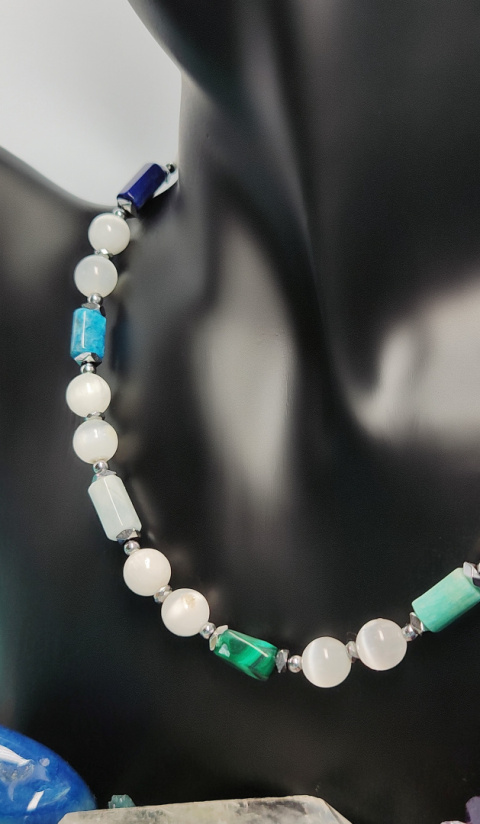 Choker z Białego Selenitu z niezwykłym multikolotem i Niebieskim Topazem srebro 925